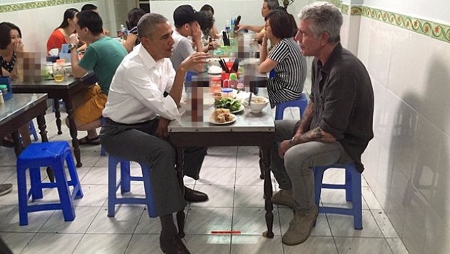 Obama ve Bourdain Vietnam'da yemek yedi